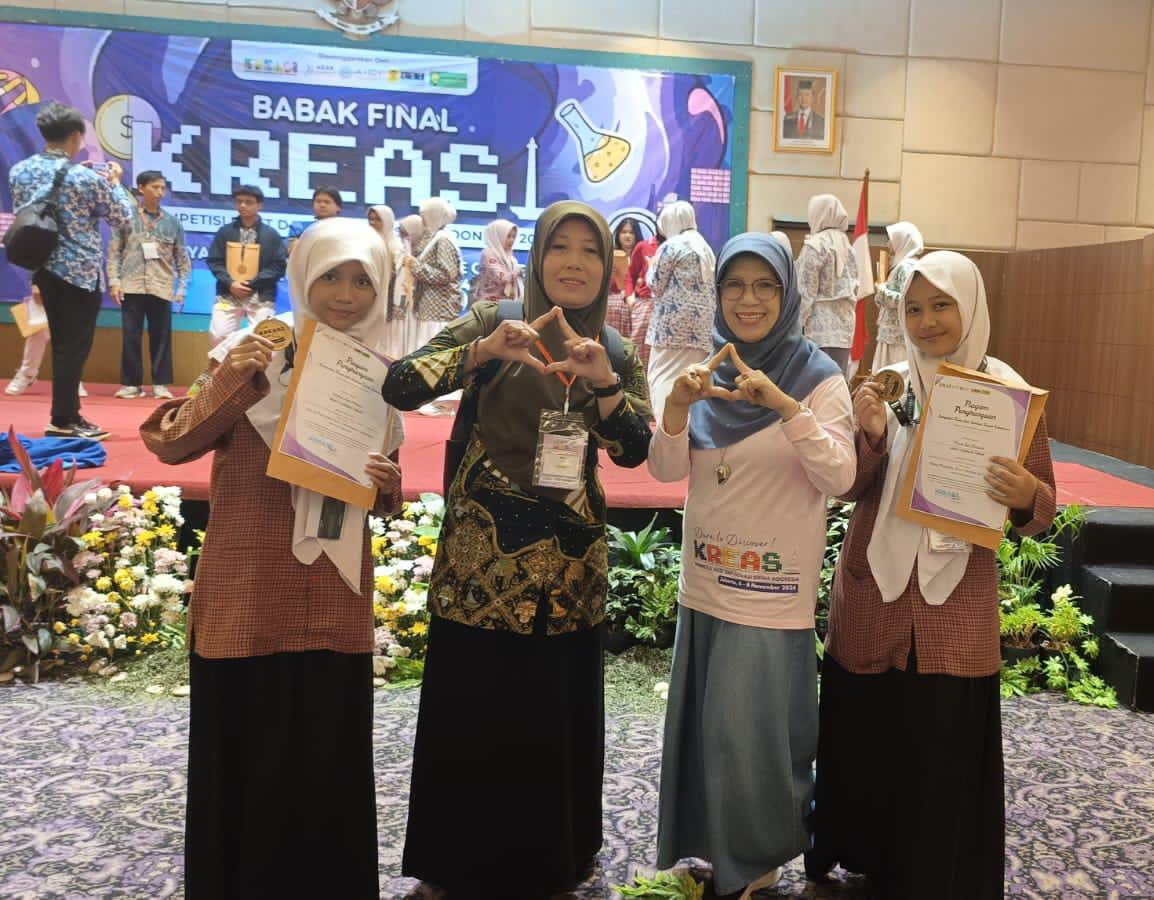 Tim MAN 1 Lotim saat berfoto bersama di Awards in the Sustainable Agriculture and Environment Solution Category, di Jakarta, Jumat (8/11)