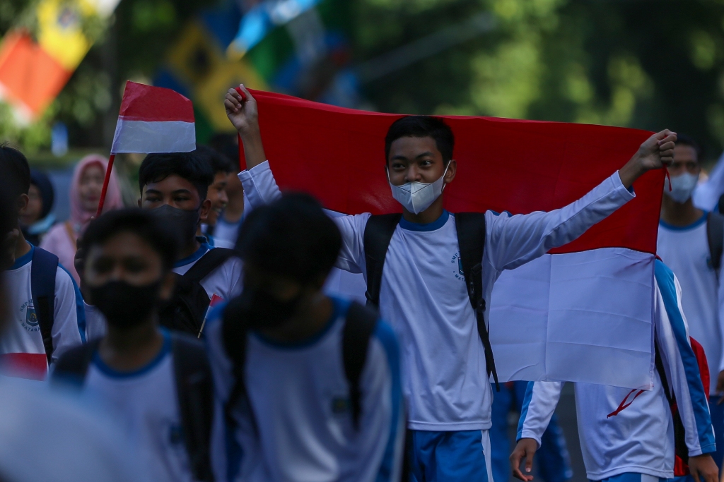 TERLALU SANTAI: Sejumlah pelajar SMP di Kota Mataram saat pulang sekolah, beberapa waktu lalu. Kurikulum Merdeka yang saat ini digunakan di dunia pendidikan dinilai membuat para peserta didik.