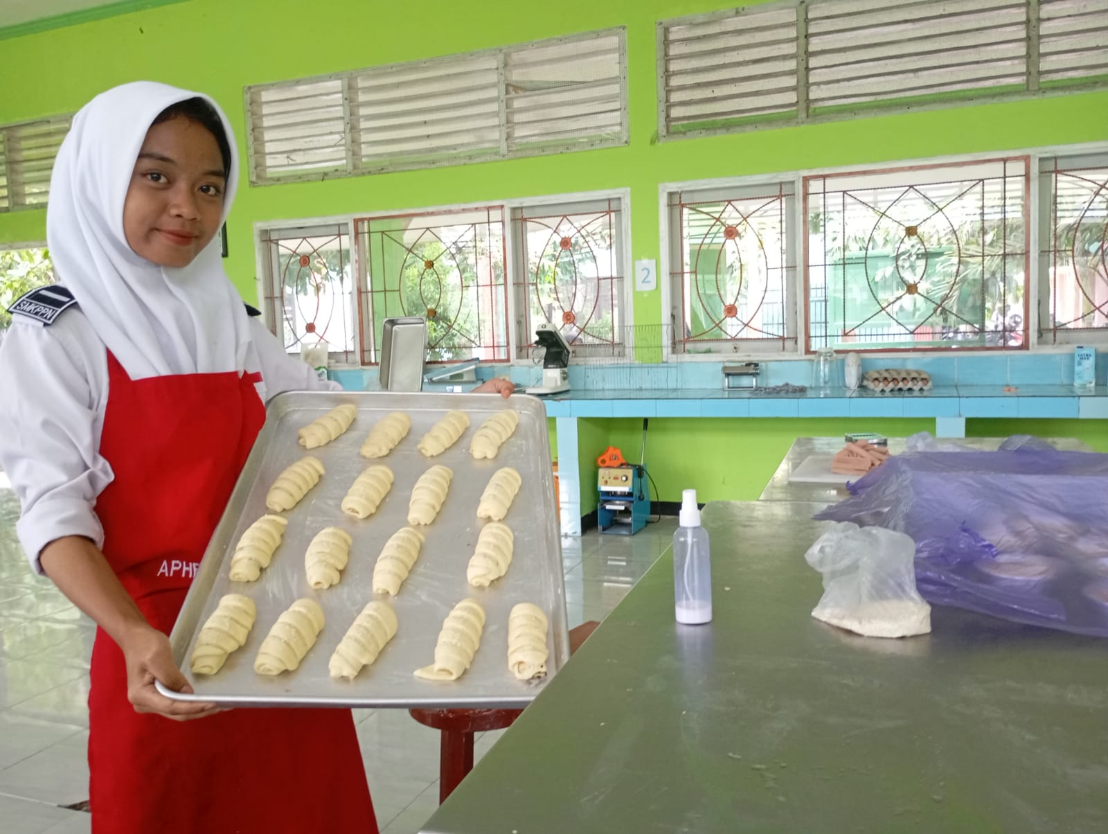 PRODUKSI ROTI: Siswa SMKPPN Mataram menunjukkan roti pisang yang diproduksi di sekolah setempat, belum lama ini.