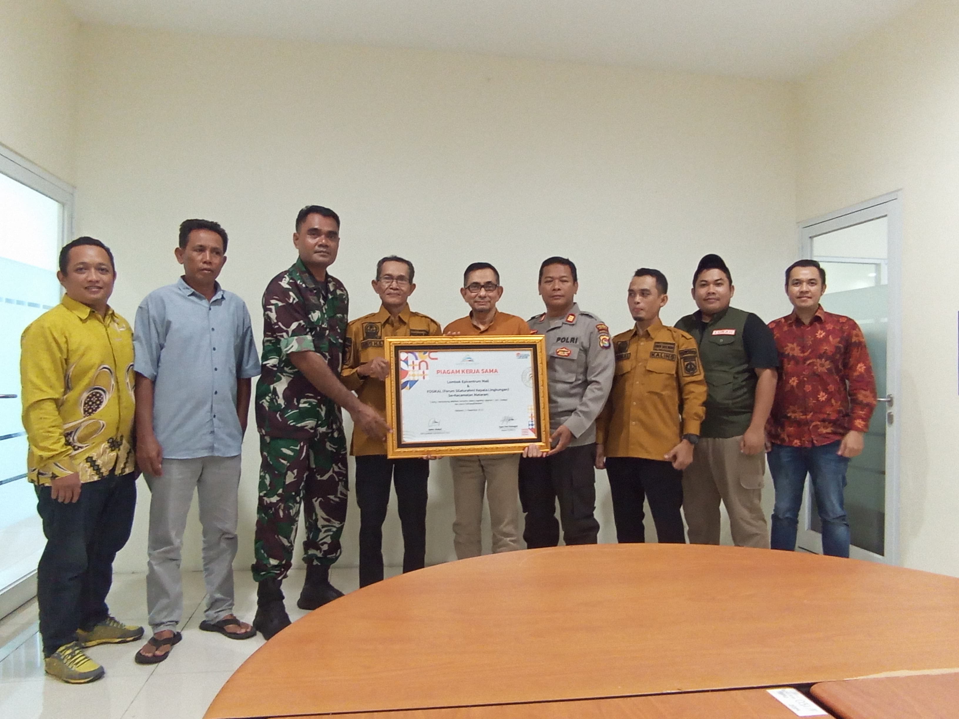 JALIN KERJA SAMA: GM LEM Salim Abdad (tengah) bersama dengan fosikal Kecamatan Mataram, lurah Punia, kapolsek Mataram dan danramil Mataram usai penandatanganan kerja sama, di kantor manajemen LEM.