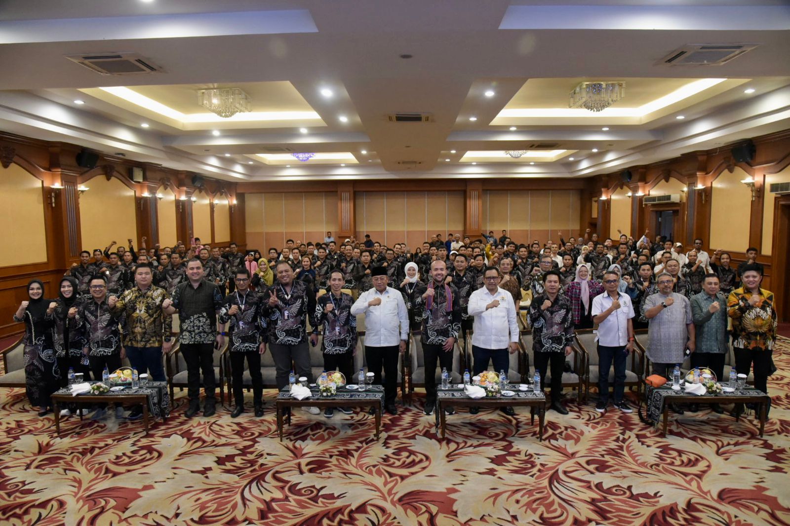 MUSDA: Sekda NTB Lalu Gita Ariadi dan seluruh peserta saat Musda XV Badan Pengurus Daerah (BPD) Himpunan Pengusaha Muda Indonesia (Hipmi) NTB di Mataram, Jumat (8/11).