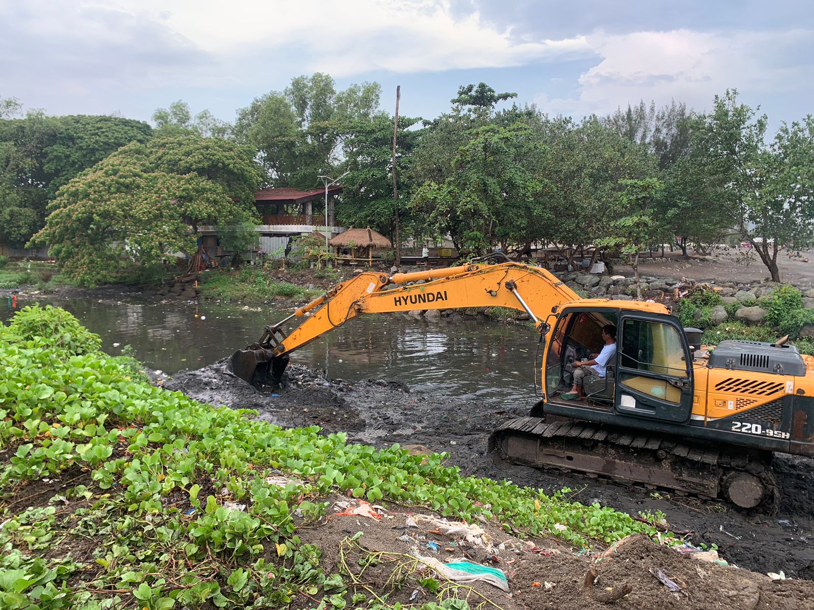 ANTISIPASI BANJIR: Petugas normalisasi sungai dari Dinas PUPR Kota Mataram mengangkat sedimentasi menggunakan alat berat di Kali Unus, Jumat (8/11).