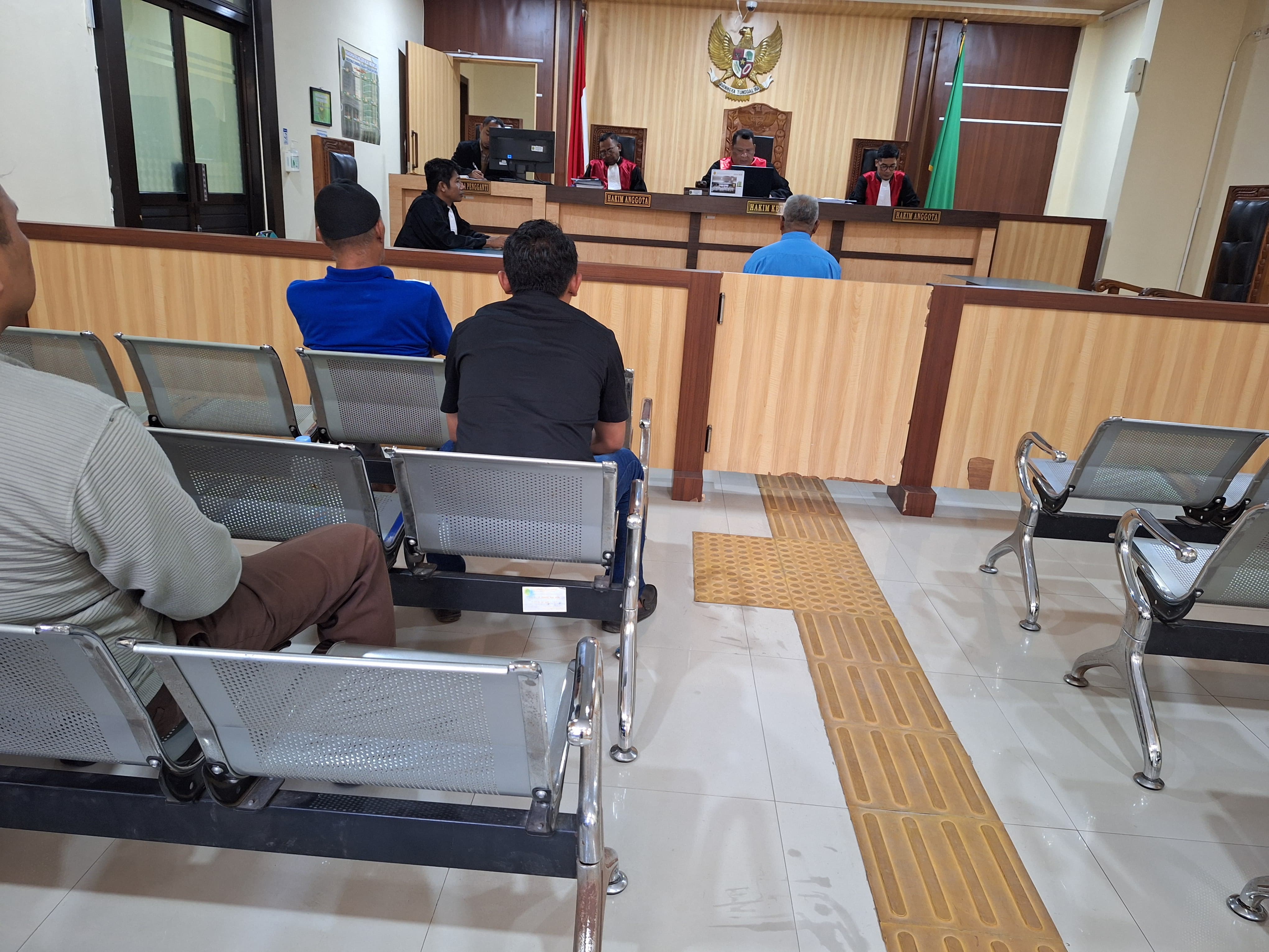 JALANI SIDANG: Sudirman Kepala Desa Sukarara, Kecamatan Sakra Barat, menjalani sidang kelima sebagai terdakwa di Pengadilan Negeri (PN) Selong.