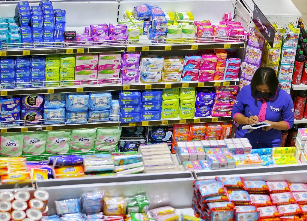 CEK BARANG: Salah satu pekerja di mini market yang tengah memeriksa barang di etalase, beberapa waktu lalu.