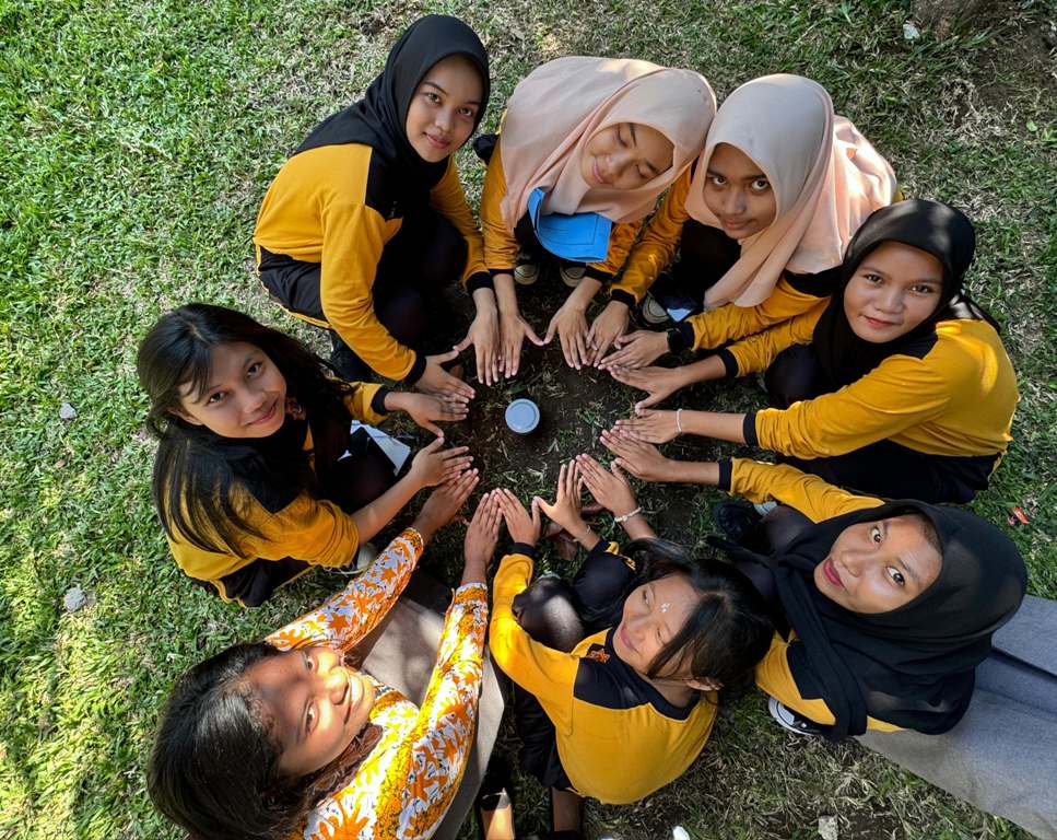 CEGAH GENANGAN: Sejumlah siswa SMAN 3 Mataram membuat biopori di sekolah setempat, belum lama ini.