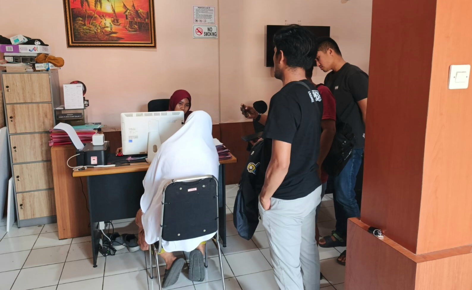 DIAMANKAN: Aparat Satreskrim Polresta Mataram mengamankan perempuan berinisial R, 53 tahun, warga Narmada atas dugaan TPPO.  &nbsp;