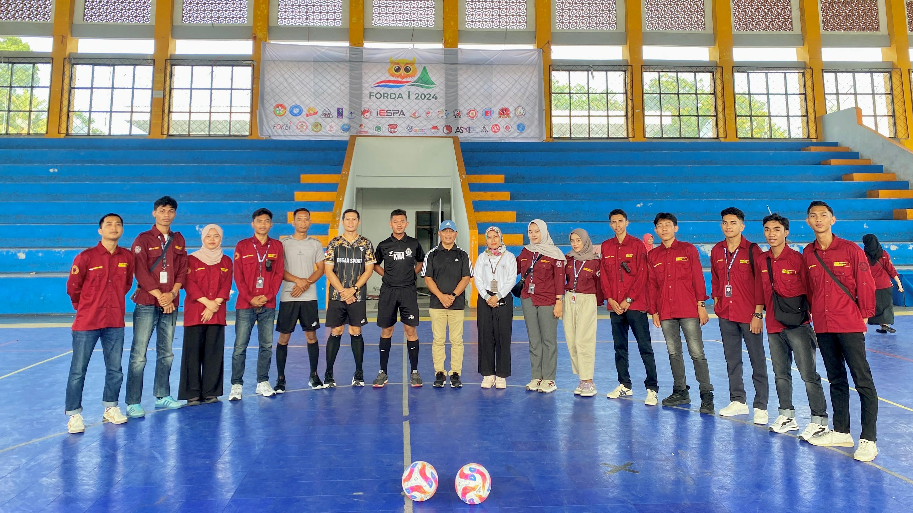 Ketua STIKES Mataram Prof Chairun Nasirin beserta panitia Turnamen Futsal STIKES Mataram Antar Mahasiswa se Kota Mataram 2024 saat pembukaan turnamen.