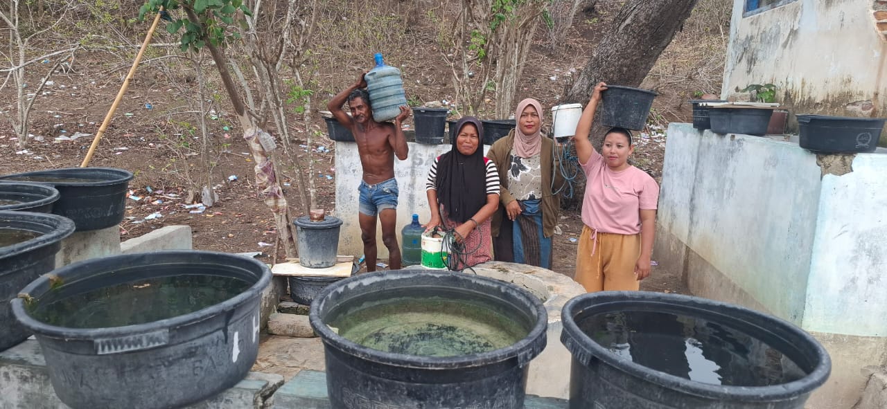 KRISIS AIR: Warga Dusun Gili Gede, Desa Gili Gede Indah, Kecamatan Sekotong, Lobar sedang antre air di sumur, Sabtu (9/11). Air sumur banyak yang kering sejak kemarau melanda.