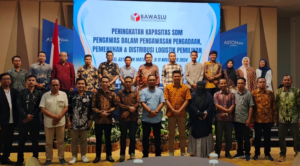 SIAP MENGAWASI: Jajaran Divisi SDM dan Organisasi Bawaslu Provinsi beserta 10 Kabupaten/Kota berfoto bersama dalam kegiatan peningkatan kapasitas SDM di Kota Mataram, Sabtu (09/11) lalu.