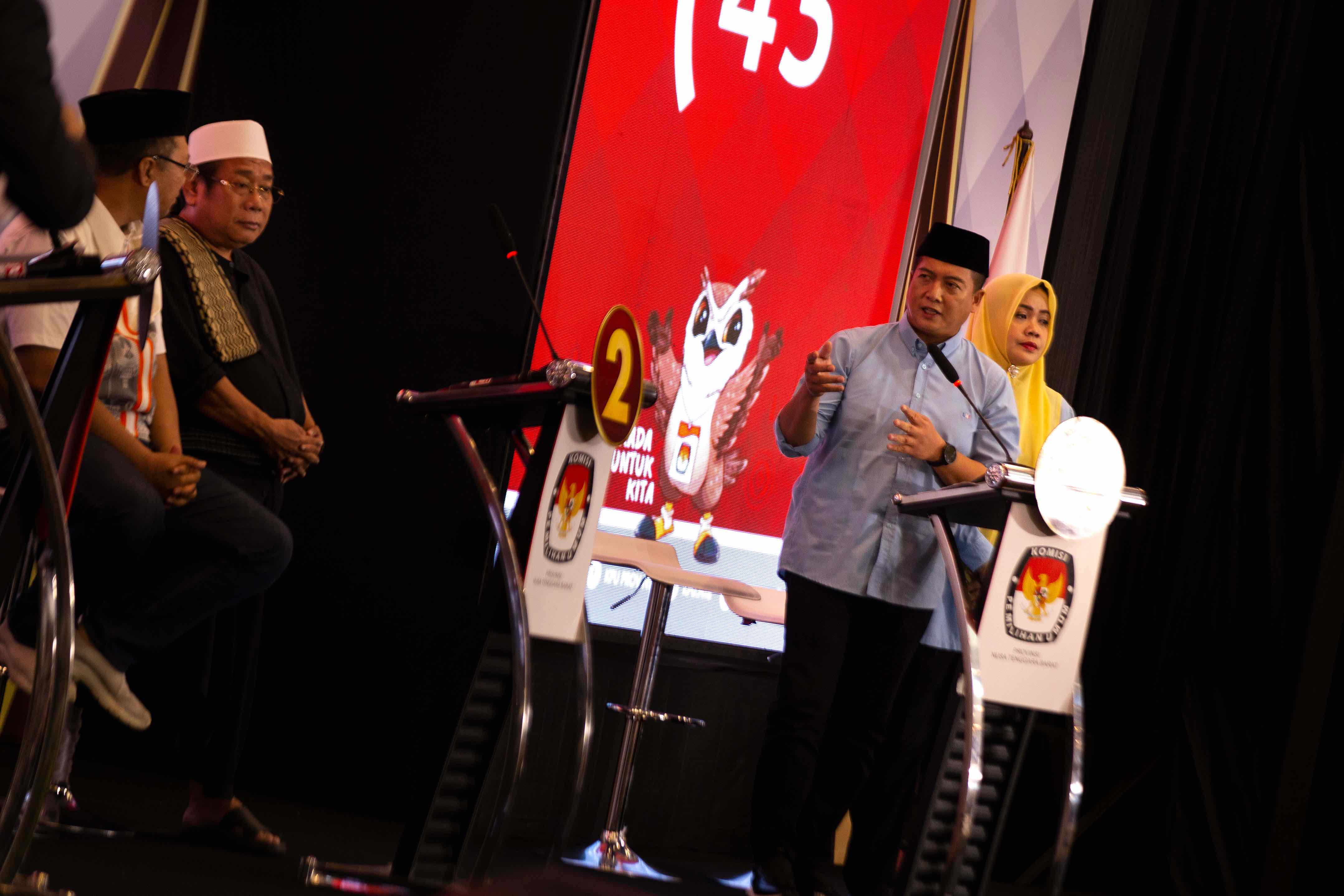 LALU IQBAL:  Suasana debat terbuka Cagub-Cawagub NTB, paslon nomor urut 3 Iqbal-Dinda menyatakan pendapatnya yang ditujukan pada paslon nomor urut 2 Zul-Uhel, di Hotel Lombok Raya, Kota Mataram, Jumat