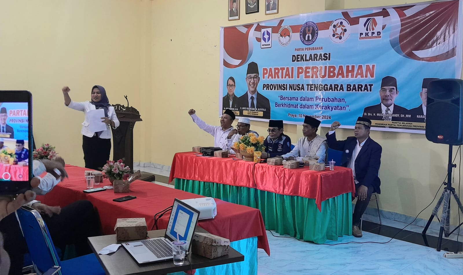 DEKLARASI: Dewan Pengurus Wilayah Partai Perubahan saat melaksanakan acara deklarasi di Praya, Lombok Tengah, Minggu (10/11).