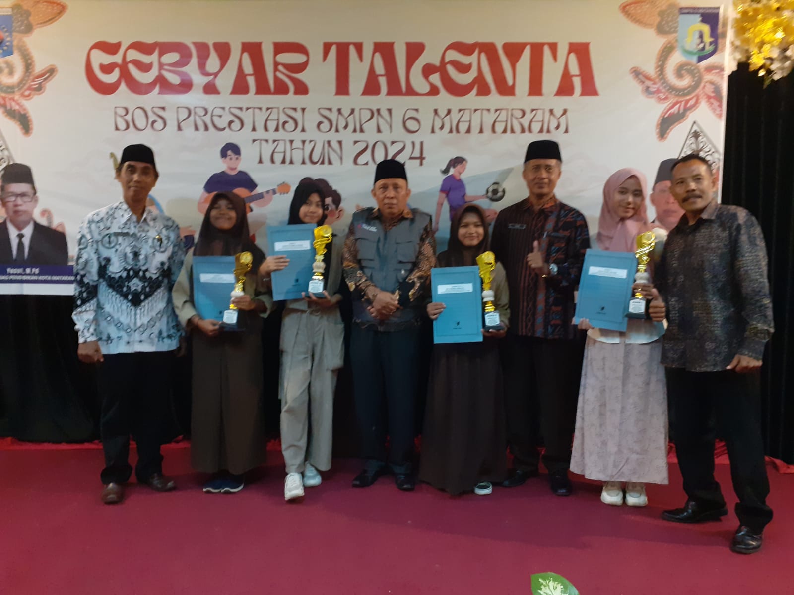 JUARA: Sejumlah kepala sekolah bersama siswanya yang meraih juara pada puncak Gebyar Talenta yang diadakan SMPN 6 Mataram, Sabtu (9/11).  &nbsp;