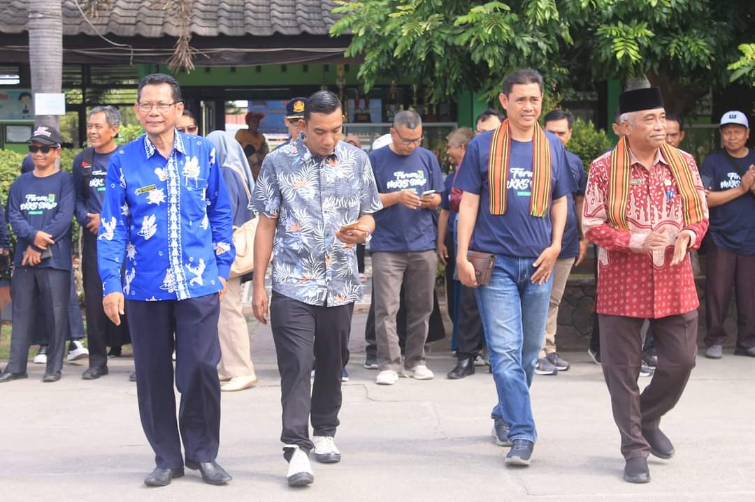STUDI TIRU: Kepala Dikbudpora KLU Adenan (pakai peci) didampingi kabid Dikdas Dikbudpora melakukan studi tiru terkait pengelolaan sampah di SMPN 10 Mataram, pekan lalu.