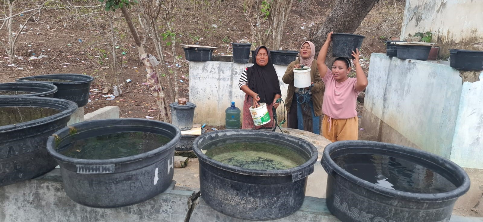 SULIT AIR: Warga Gili Gede sedang antre giliran mengisi air di sebuah sumur umum, Sabtu lalu (9/11).