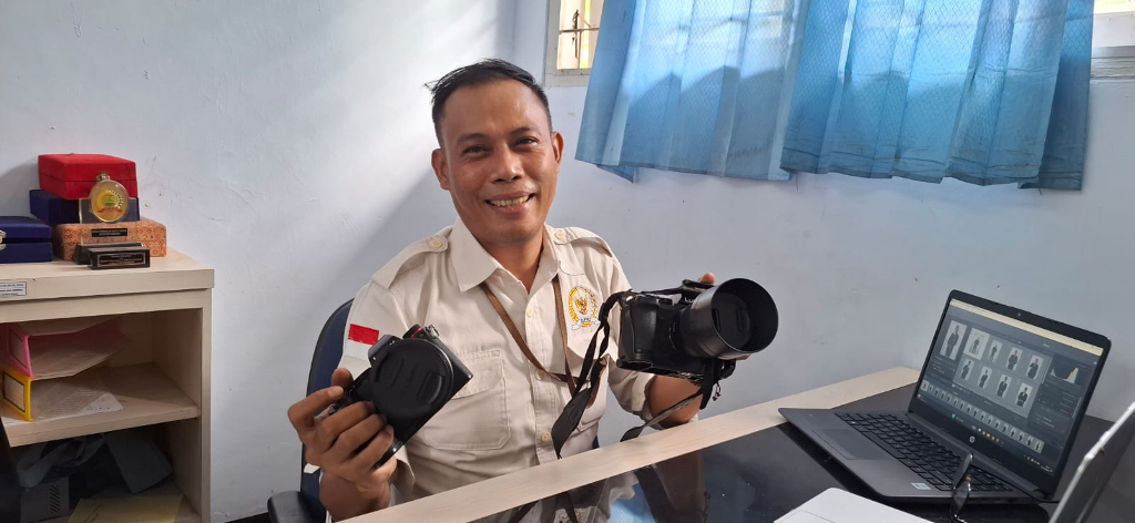 BERTALENTA: Azkurli Hidayat di ruang kerjanya di Bagian Hukum dan Humas Sekretariat DPRD Lobar, Senin (11/11).
