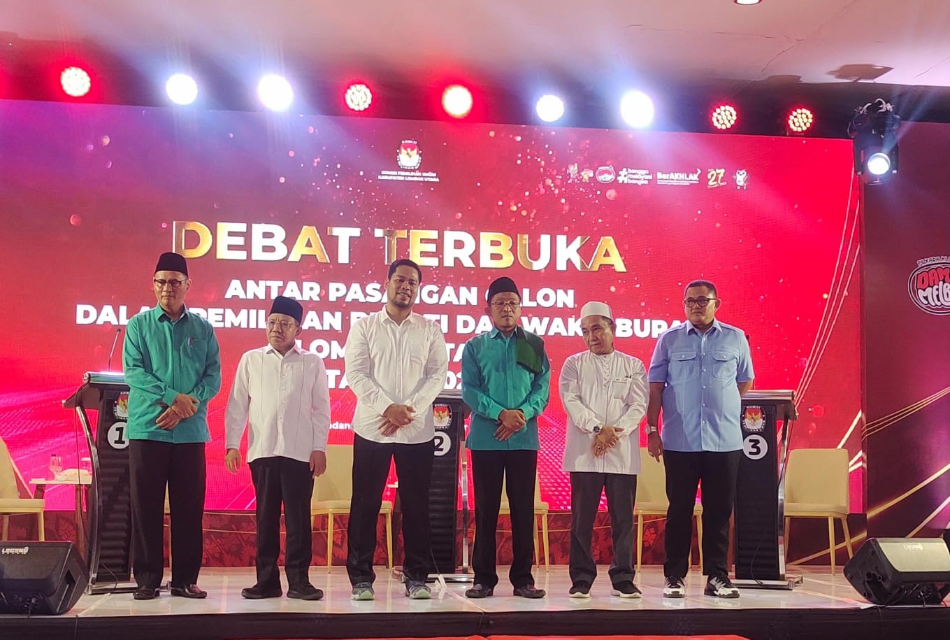 ADU GAGASAN: Ketiga paslon Cabup-Cawabup KLU waktu mengikuti debat perdana, beberapa waktu lalu.