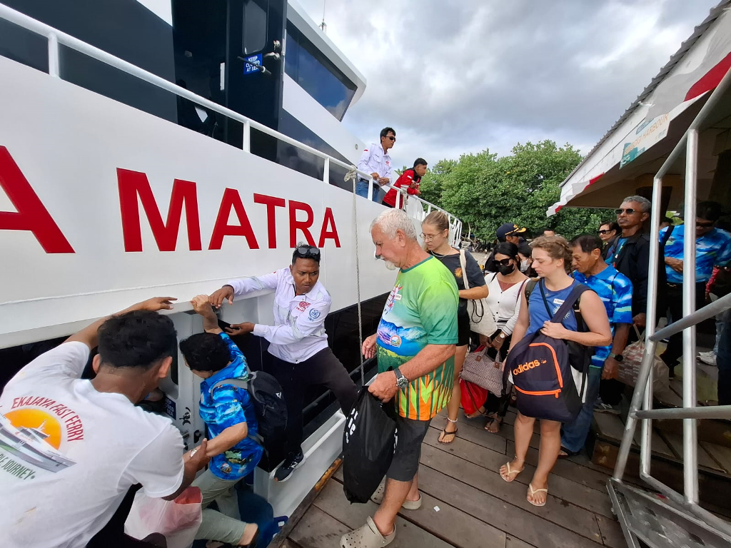 Pemerintah Australia hanya meminta kewaspadaan tinggi dan kepatuhan terhadap aturan lokal agar liburan tetap aman dan menyenangkan.