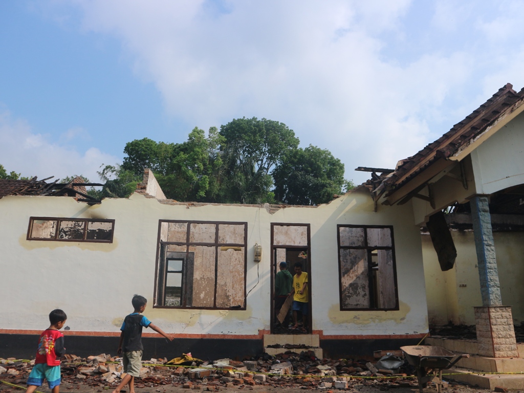 HANGUS: Kondisi rumah Tobi Tatamiluan, warga Dusun Sukaria, Desa Jurit Baru, Kecamatan Pringgasela, Lombok Timur yang hangus terbakar disambar petir saat hujan Sabtu sore (9/11).