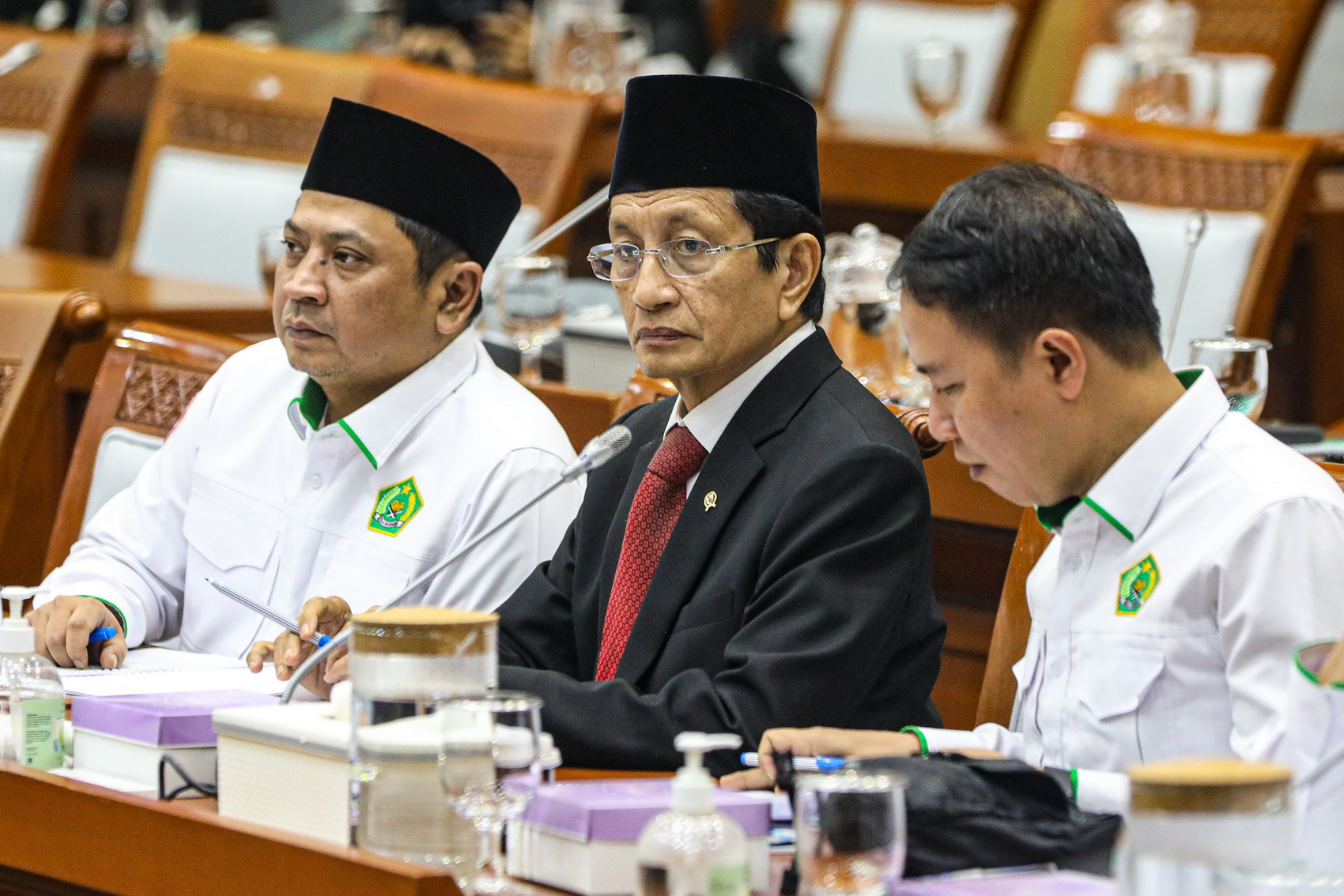 Menteri Agama Nasaruddin Umar bersiap mengikuti rapat kerja dengan Komisi VIII DPR di Kompleks Parlemen, Senayan, Jakarta, Senin (11/11/2024). Rapat Kerja Tersebut beragendakan pembicaraan pendahuluan biaya penyelenggaraan Ibadah Haji Tahun 1446 H/ 2025 M