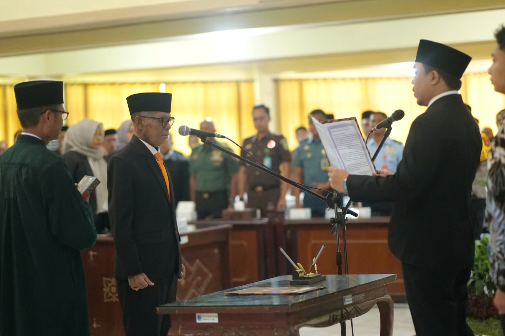 SUMPAH WAKIL RAKYAT: Abdullah (dua dari kiri) saat mengucap sumpah jabatan yang dipimpin Ketua DPRD Lobar Lalu Ivan Indaryadi (dua dari kanan) dalam sidang paripurna istimewa, Senin (11/11).