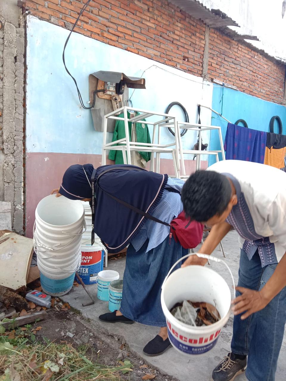 ANTISIPASI DBD: Sejumlah warga membersihkan sampah yang diduga dijadikan sebagai tempat sarang nyamuk DBD di kawasan Pagesangan, beberapa waktu lalu.