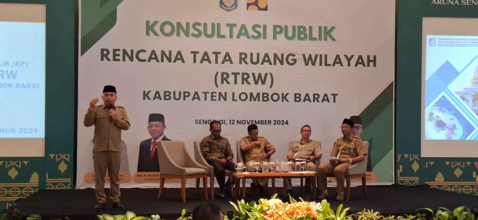 PAPARAN: Kepala Dinas PUTR Lobar Lalu Winengan (kiri) saat menyampaikan draf RTRW yang terbaru di hadapan kepala desa di Hotel Aruna Senggigi,&nbsp;Senin (12/11).