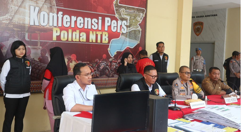 DIBUI: Direktur LPK Wahyu Yuha Ampenan WI dan Dirut LPK PT RSEI SE dihadirkan saat konferensi pers di Polda NTB, Senin (11/11).