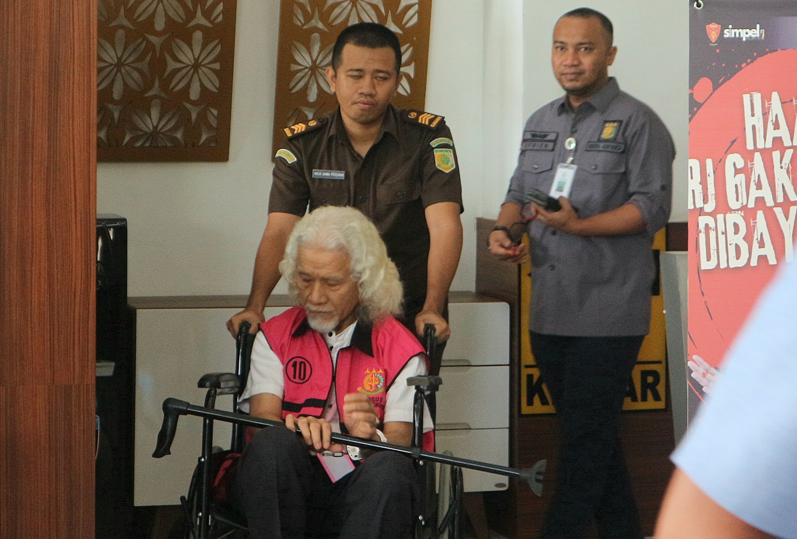 DITAHAN: Penyidik Kejati NTB menahan mantan Pimpinan Cabang BSI Cabang Sandubaya dan offtaker, Selasa (13/11). Keduanya merupakan merupakan tersangka kasus korupsi KUR BSI.