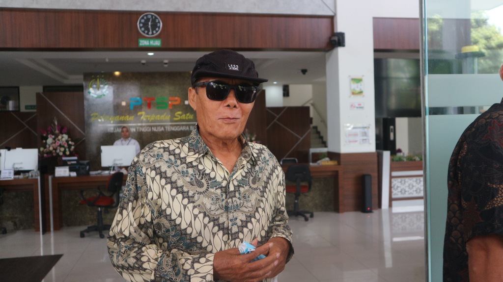 KOOPERATIF: Mantan Bupati Lotim Ali BD usai diklarifikasi penyelidik Kejati NTB, Selasa (12/11).
