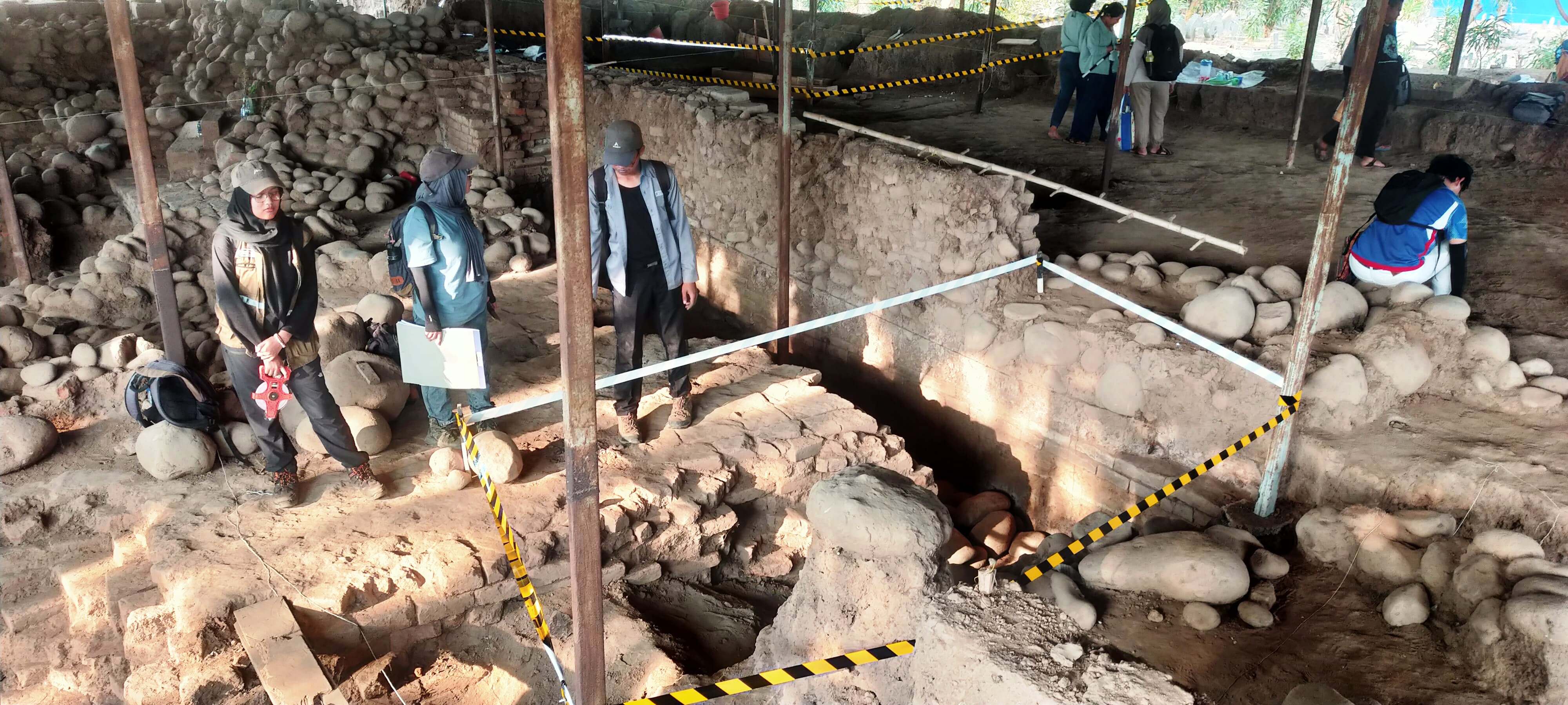 BERSEJARAH: Peneliti Pusat Riset Kebencanaan Geologi BRIN mengkaji lapisan tanah area inti situs Kumitir pada ekskavasi tahap V lalu. JAWA POS
