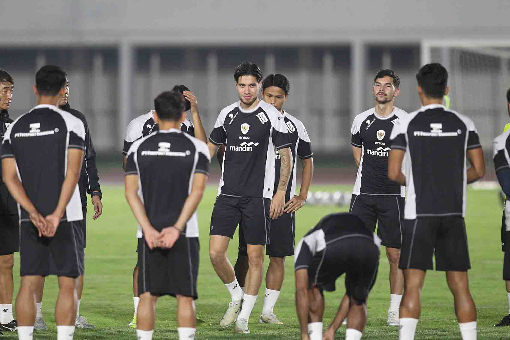 Pesepak bola timnas Indonesia Kevin Diks (tengah) mengikuti sesi latihan di Stadion Madya, Jakarta, Selasa (12/11/2024). Latihan tersebut dilakukan jelang melawan Jepang pada babak kualifikasi Piala dunia zona Asia di stadion utama gelora Bung Karno jumat