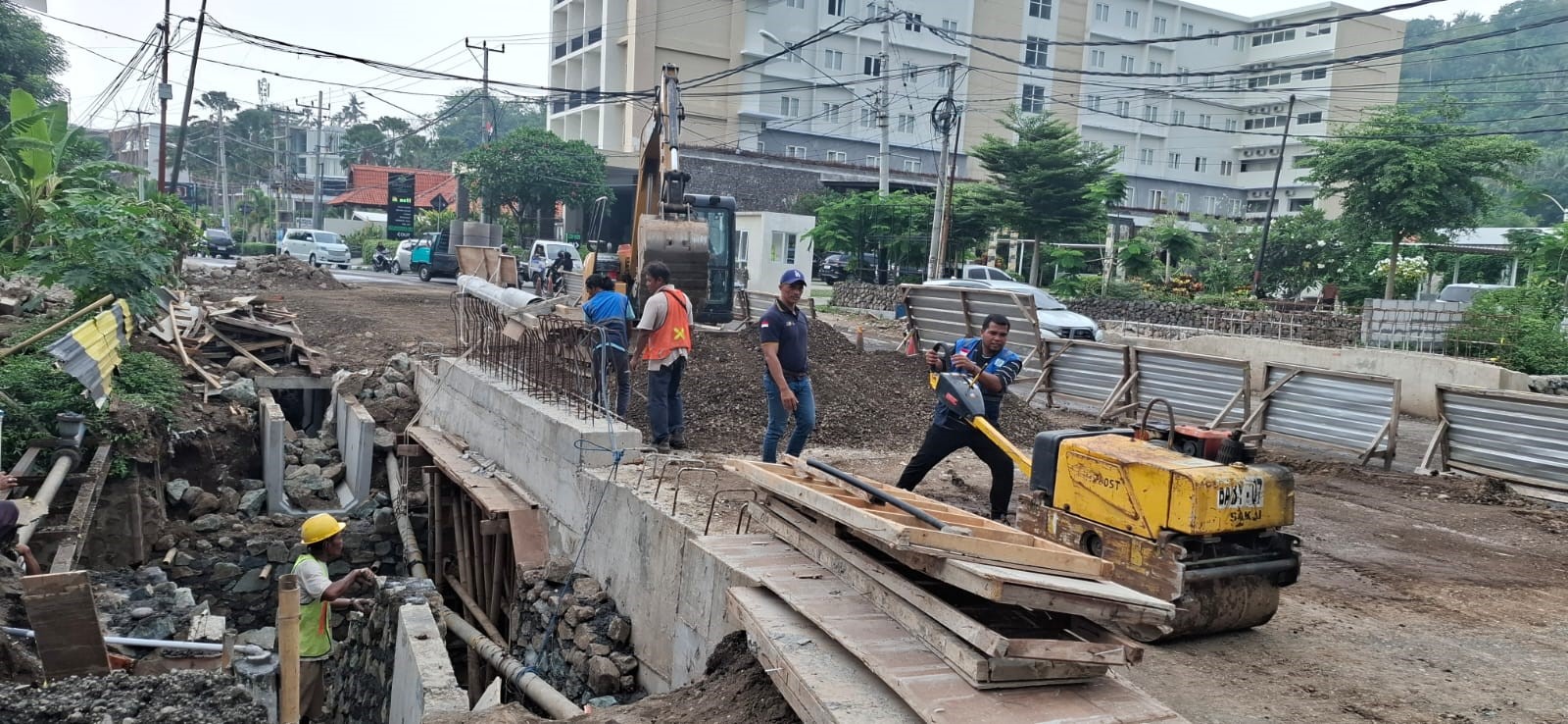 PROYEK INFRASTRUKTUR: Para pekerja sedang mengerjakan proyek Jembatan Senggigi, Rabu (13/11). UMAR/LOMBOK POST