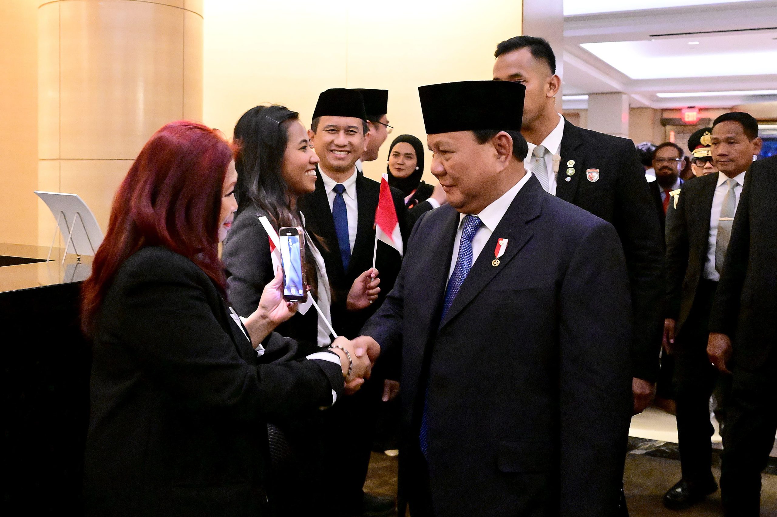DISAMBUT HANGAT: Sejumlah dispora Indonesia di Amerika Serikat menyambut kedatangan Presiden Prabowo Subianto di depan hotel di Washington DC, Minggu (10/11).