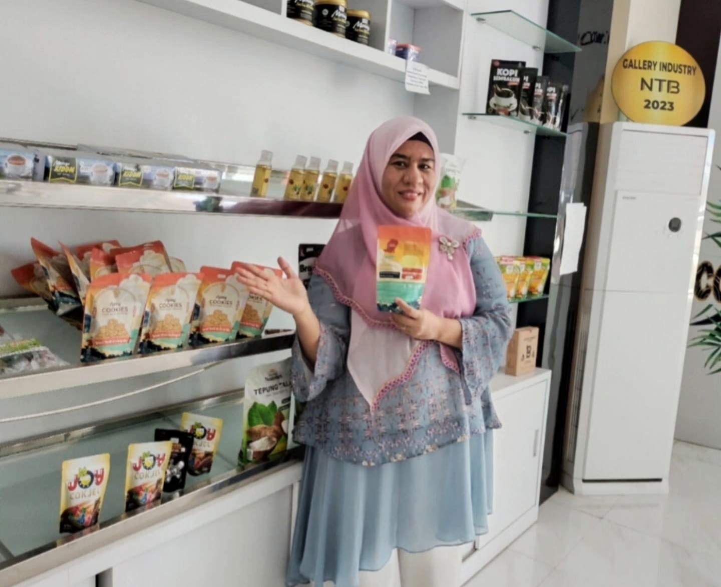 PRODUK UNIK: Brand Owner Dapur Aisyah Mataram Muznah Albaar menunjukkan produk cookies ayam Taliwang miliknya yang unik, belum lama ini.