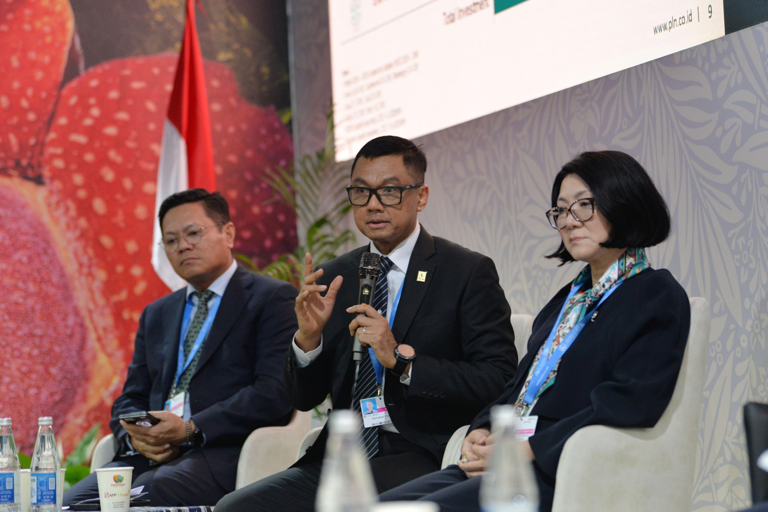 Dirut PLN Darmawan Prasodjo (tengah) menegaskan komitmen PLN untuk mendukung target pemerintah Indonesia dalam mencapai pertumbuhan ekonomi 8 persen melalui swasembada energi yang berkelanjutan.