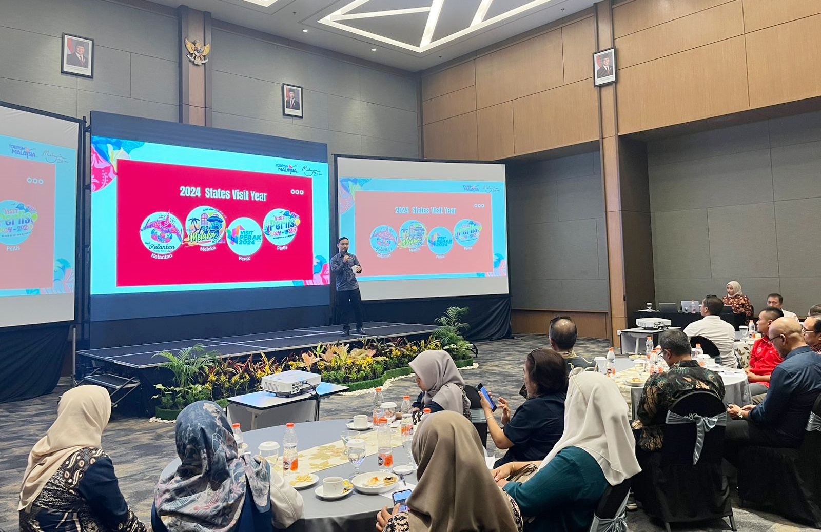 Pihak Tourism Malaysia saat memaparkan berbagai destinasi wisata di Malaysia, kepada  pelaku industri pariwisata Indonesia, melalui semina Experience Malaysia Seminar 2024, di Mataram, Rabu (13/11).