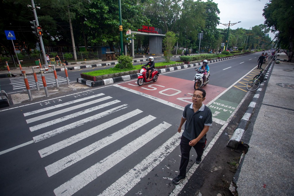 UDARA SEGAR: Seorang warga tengah berlari pagi di salah satu ruas jalan perkotaan yang masih lengang, belum lama ini.