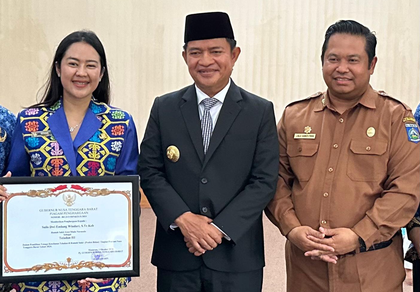 MENGINSPIRASI: Bidan Sulis Dwi Endang Windari S.Tr. Keb CSMT saat menerima penghargaan dari Pj Gubernur NTB Mayjen TNI (Purn) Hassanudin, Selasa (12/11). DOK LOMBOK POST