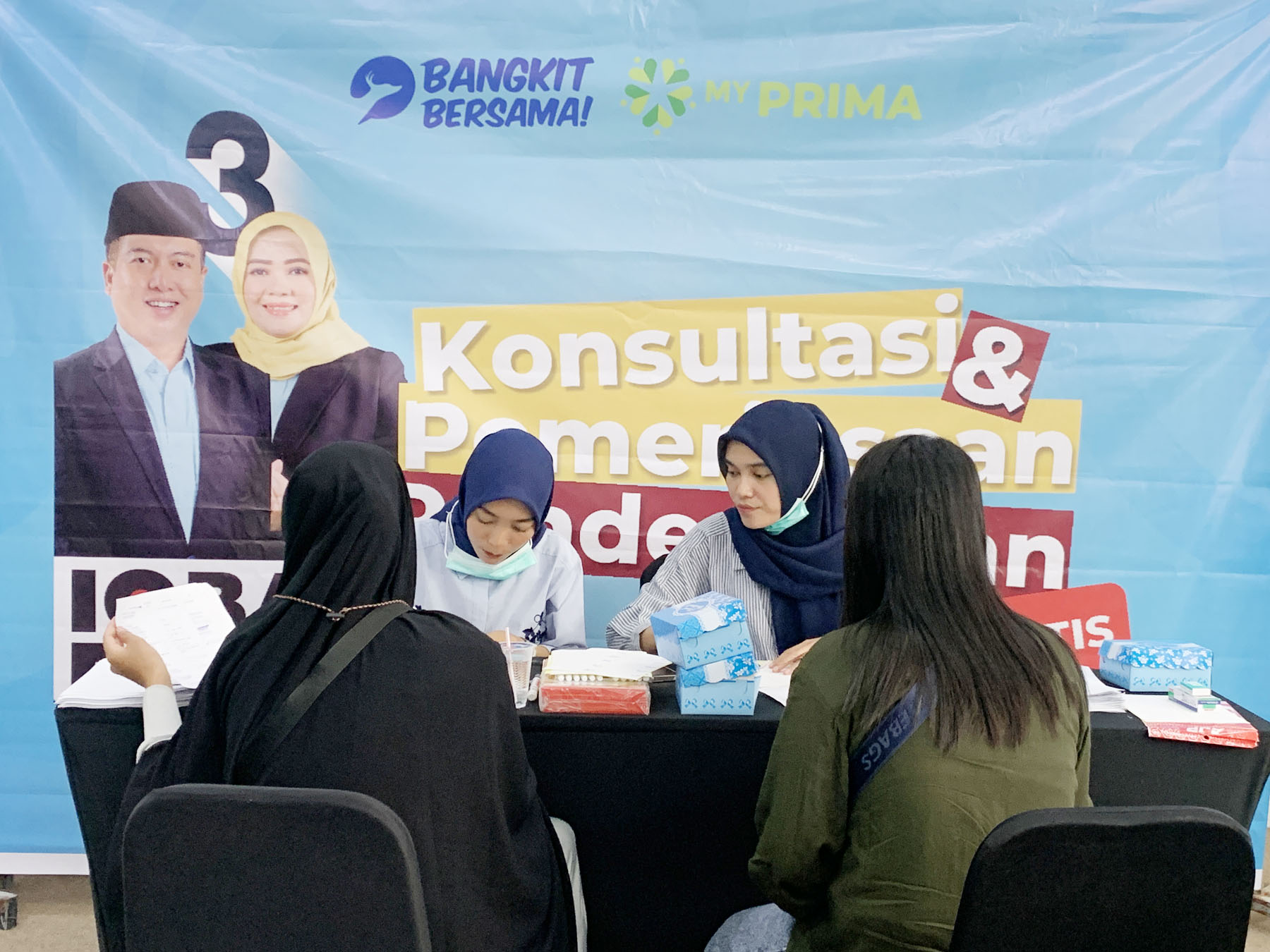 Tim Iqbal-Dinda menggelar pemeriksaan kesehatan gratis bagi kaum difabel di Mataram, Rabu (13/11).
