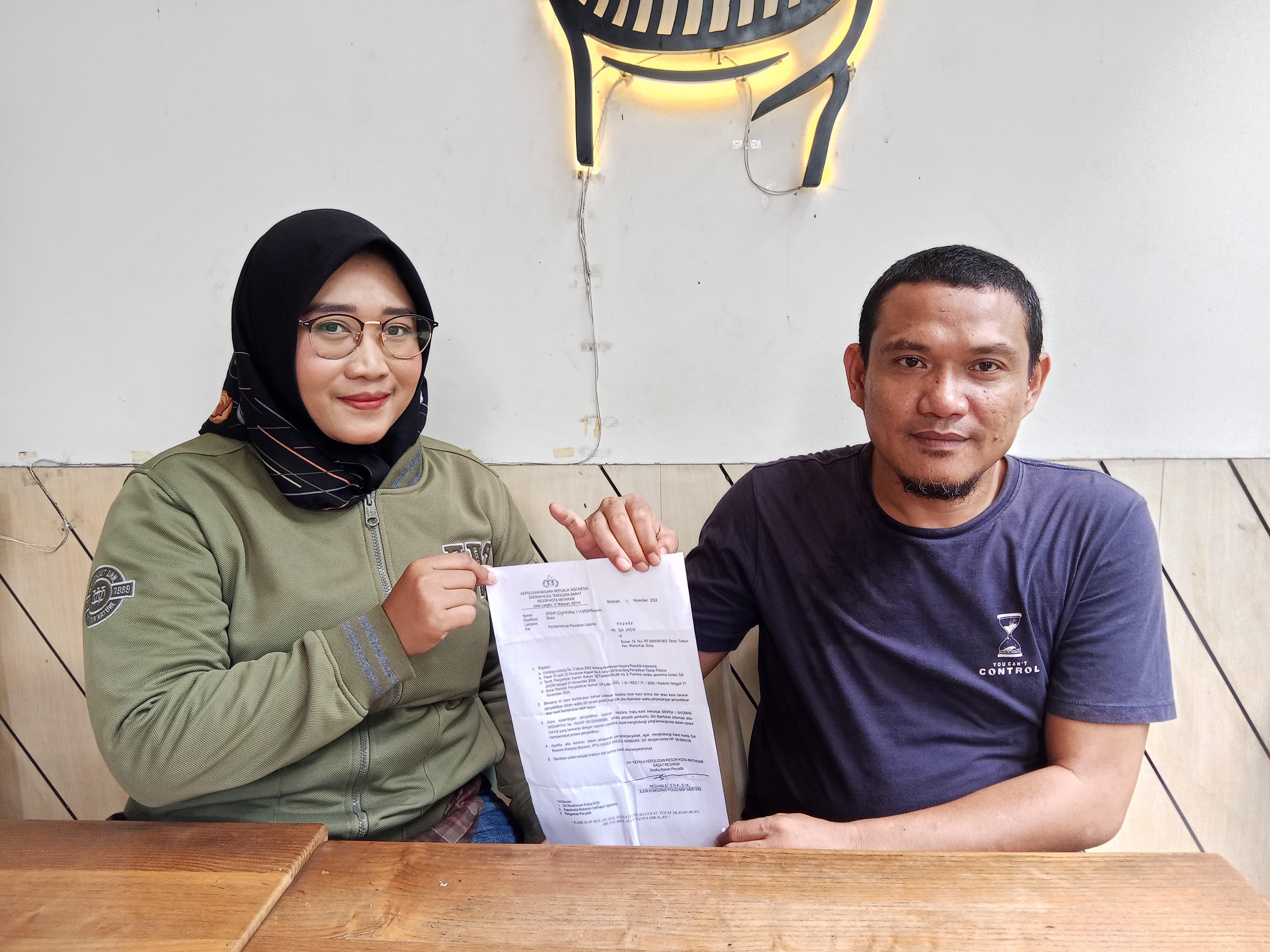 TUNJUKAN SP2HP: Kuasa Hukum Jaidin, Setyaningrum Hastutik Sutrisno dan M Rofikin Sopiyan menunjukan SP2HP penanganan kasus dugaan penipuan dengan terlapor oknum guru ASN. TONI/LOMBOK POST