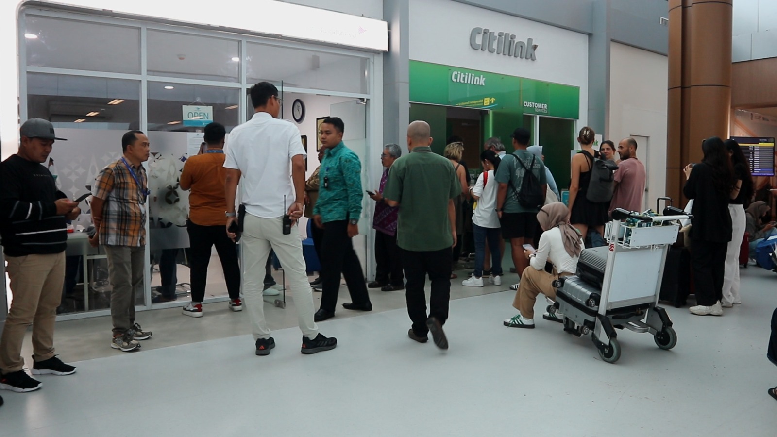 TERDAMPAK: Ratusan penumpang refund tiket pesawat di BIZAM, Loteng, Rabu (13/11). Jadwal penerbangan dibatalkan dan tertunda akibat dampak abu vulkanik Gunung Lewotobi Laki-Laki. Dewi/Lombok Post