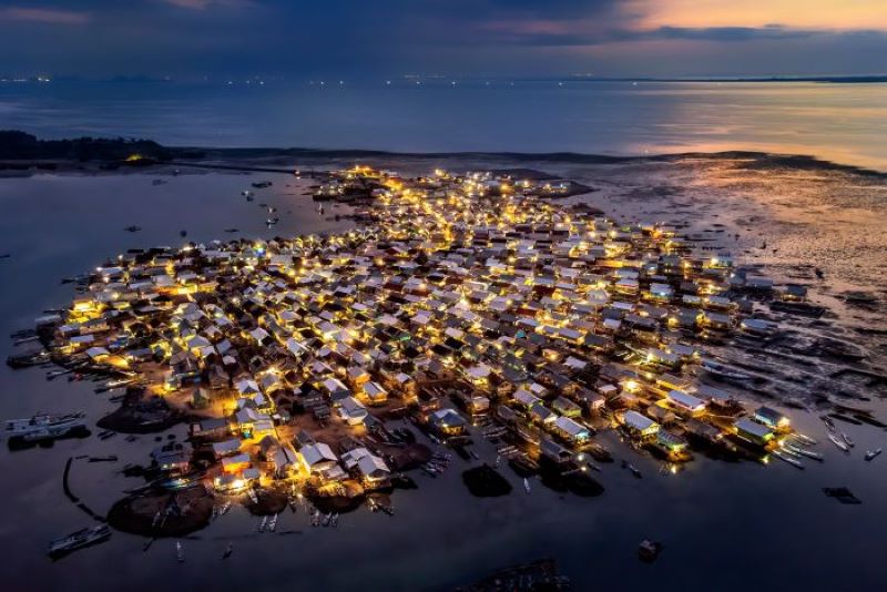 Pulau Bungin, Sumbawa menyala ketika matahari sudah mulai terbenam. Pulau terpadat di dunia ini sudah sepenuhnya dialiri listrik, bahkan jalan-jalan di pulau dipasangi PJU bertenaga surya oleh PLN.