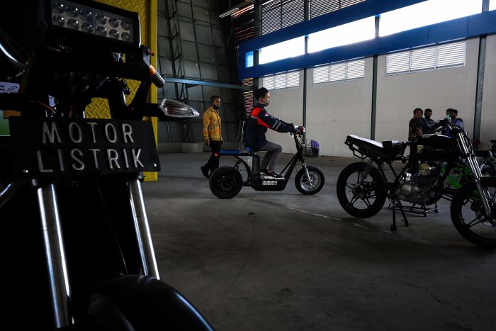 Seorang siswa melakukan pengetesan motor listrik di STIP NTB, Lombok Barat. Untuk masa depan yang berkelanjutan, PLN UIP membina sekolah-sekolah kejuruan mempelajari dan mengembangkan motor listrik.