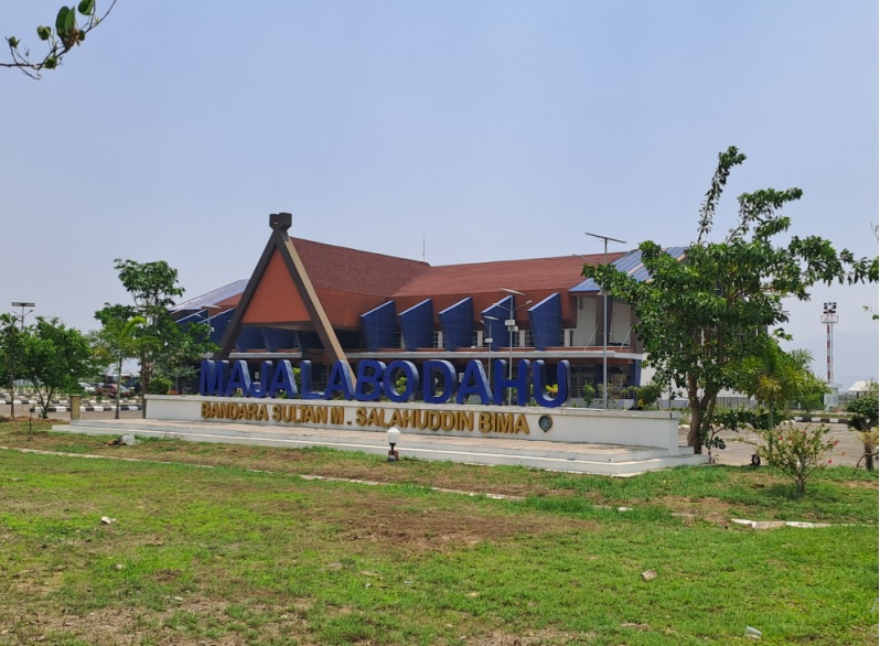 PENERBANGAN DIBATALKAN: Bandar SMS Bima membatalkan semua penerbangan akibat debu vulkanik Gunung Lewatobi Laki-Laki, Rabu (13/11). FIRMAN/LOMBOK POST