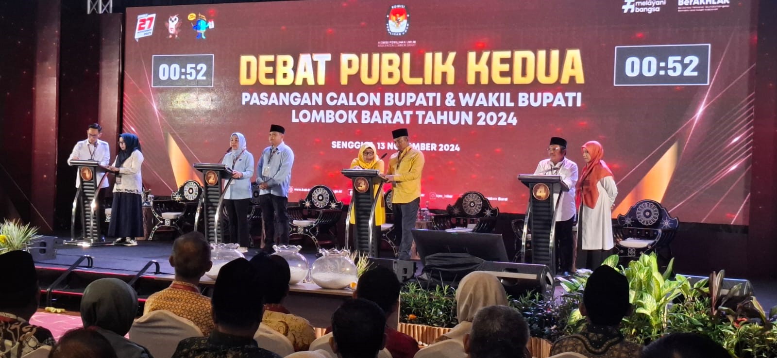 ADU GAGASAN: Para paslon bupati dan wakil bupati Lombok Barat menyampaikan visi-misi dan gagasan dalam debat kedua di Hotel Merumatta Senggigi, Rabu (13/11). UMAR/LOMBOK POST  &nbsp;