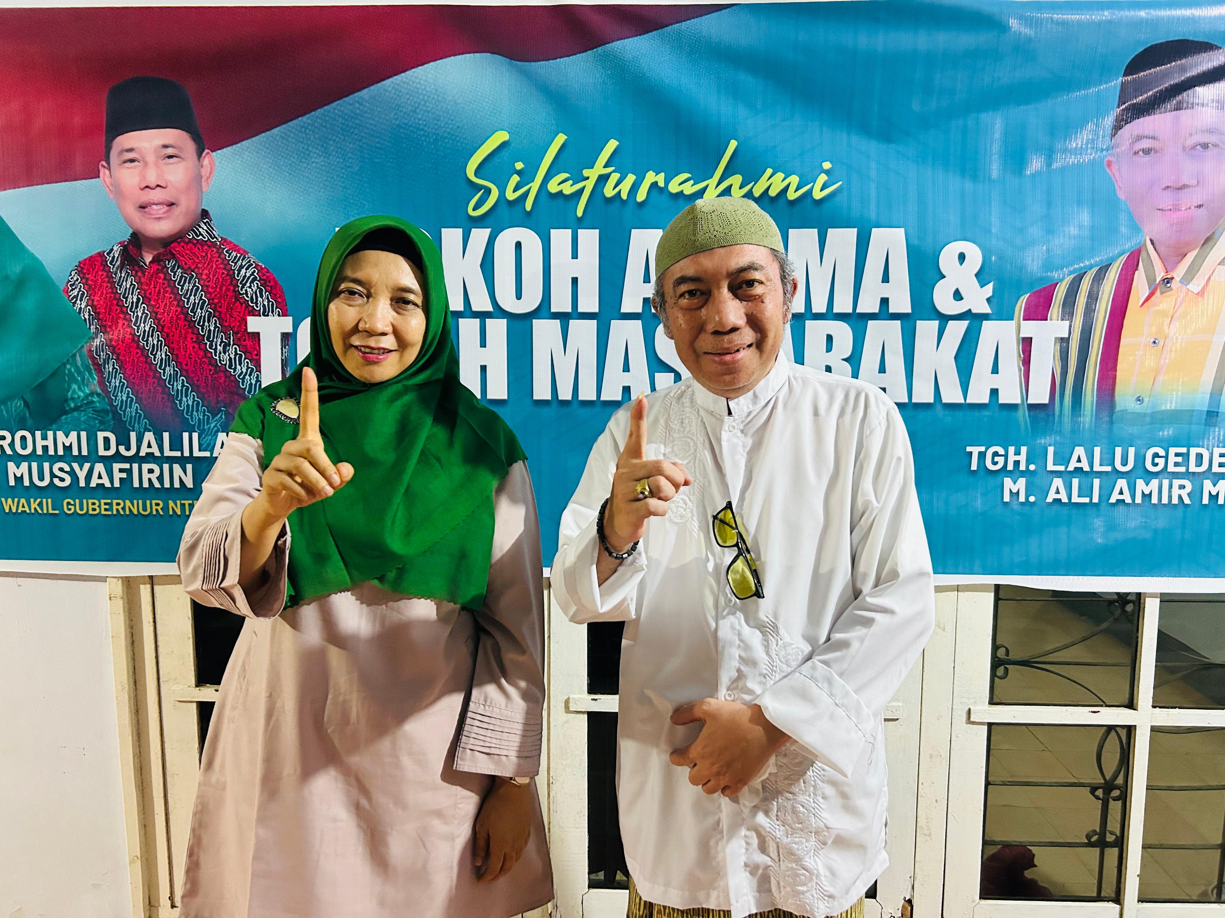 Cagub NTB no urut 1 Hj Sitti Rohmi Djalilah foto bersama TGH Lalu Gede Sakti Amir Murni saat bertemu di Desa Pengembur, Kecamatan Pujut, Lombok Tengah, Ahad (10/11/2024) malam.