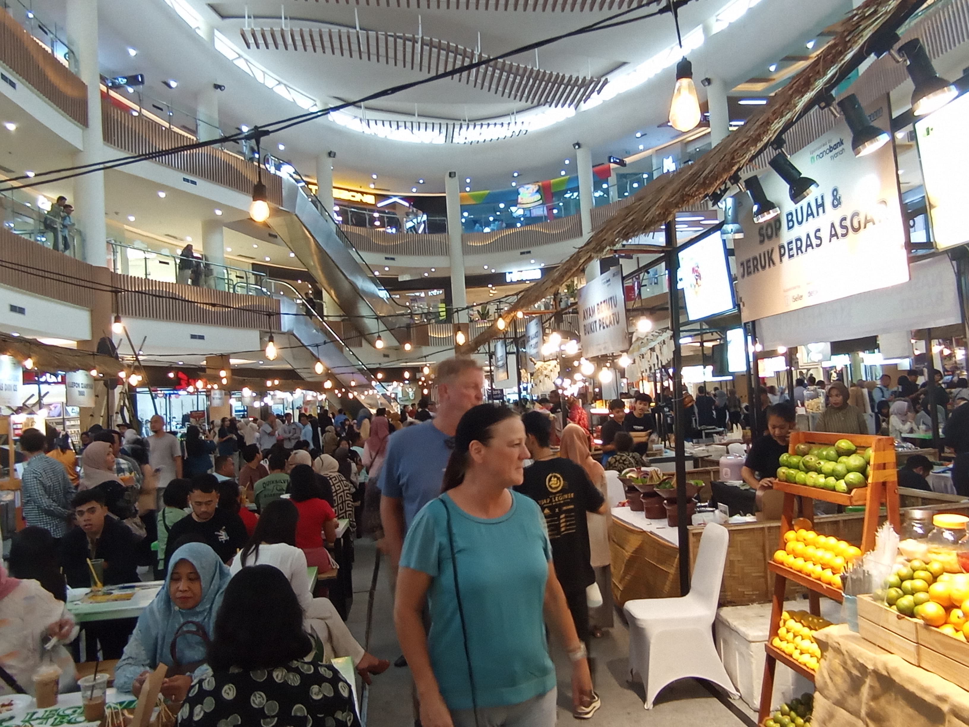 RAMAI: Pengunjung Festival Tjap Legende di atrium Lombok Epicentrum Mall (LEM) yang tengah berbelanja, Kamis (14/11). FERIAL/LOMBOK POST