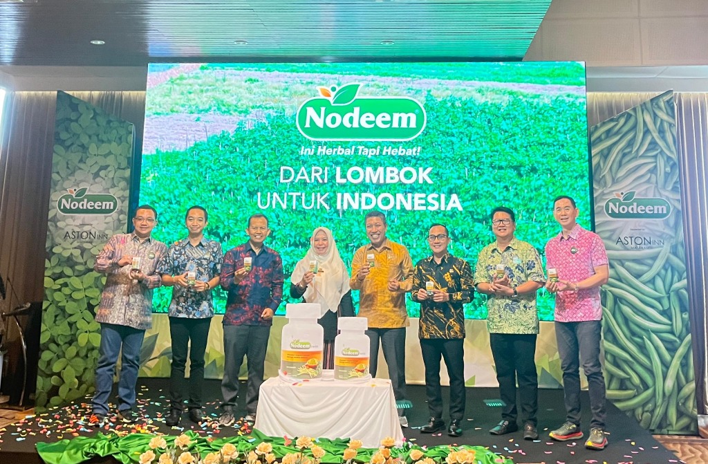 BAHAN ALAMI AMAN: President Director PT Nodeem Naturindo Lestari Dmitry Arditya (dua dari kiri) bersama pihak terkait, secara resmi meluncurkan produk obat herbal Nodeem, di Mataram, YUYUN/LOMBOK POST