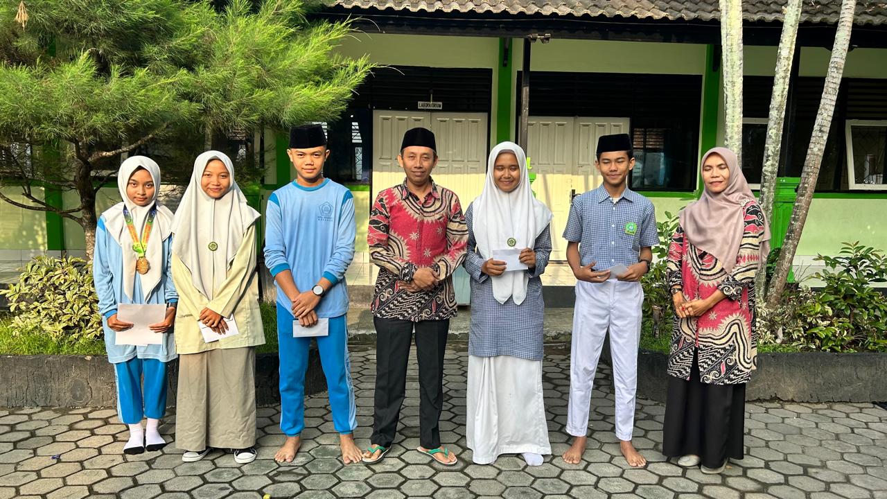 WAKIL NTB: Kepala MTsN 2 Mataram Sumber Hady (empat dari kiri) bersama siswanya yang terpilih mengikuti KPMN di madrasah setempat, (13/11) lalu. ROJAI/LOMBOK POST