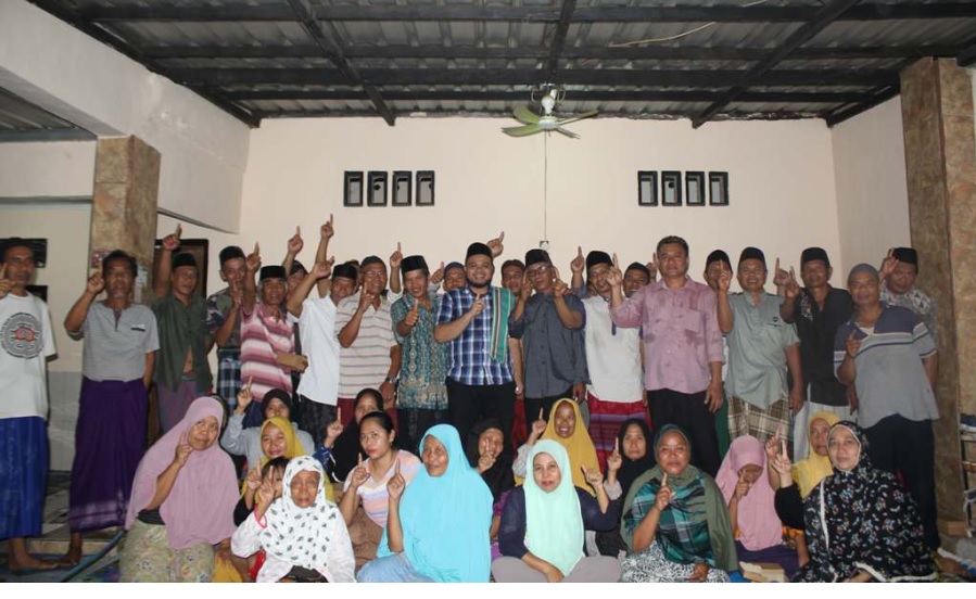 NOMOR 1: Puluhan warga nyatakan dukungan pada paslon nomor urut 1 AQUR dengan menunjuk jari satu di lingkungan Tegal, Kota Mataram, Rabu malam (13/11). AQUR FOR LOMBOK POST